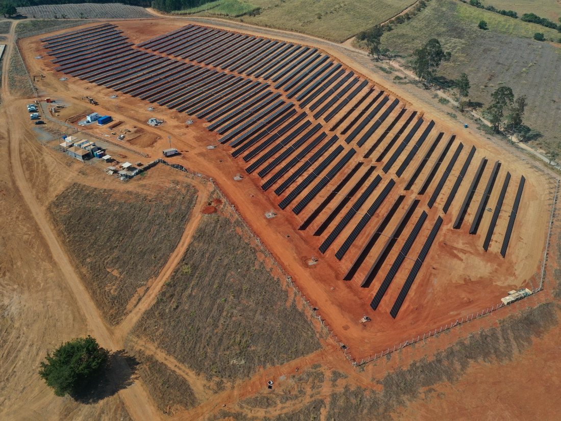 Usina fotovoltaica em solo vista por drone