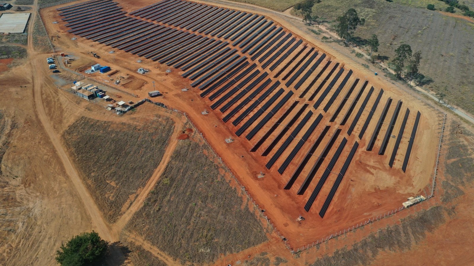 Vista aérea de usina fotovoltaica em implantação