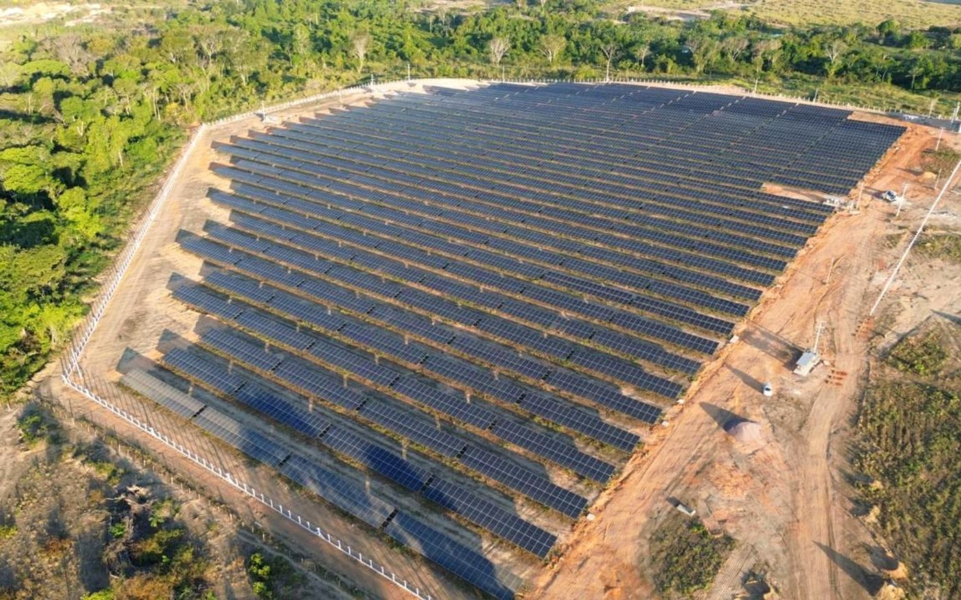 Usina fotovoltaica em solo vista por drone