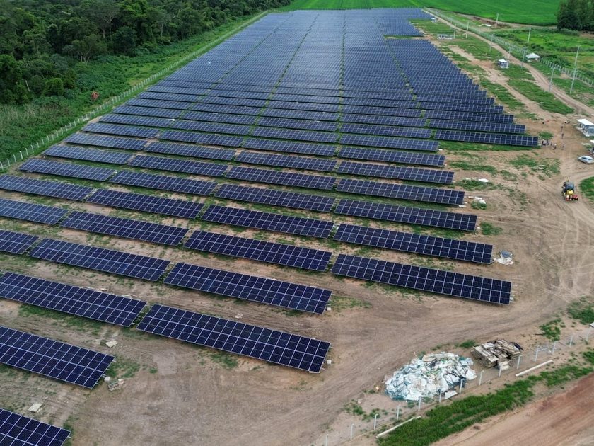 Usina fotovoltaica em solo com subestação ao fundo